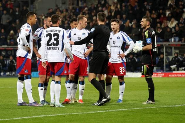 08.11.2024, xgox, Fussball 2.Bundesliga, Eintracht Braunschweig - Hamburger SV emspor, v.l. Die Spieler des HSV beschweren sich bei Schiedsrichter Referee Daniel Siebert (Berlin) (DFL DFB REGULATIONS PROHIBIT ANY USE OF PHOTOGRAPHS as IMAGE SEQUENCES and or QUASI-VIDEO) Braunschweig