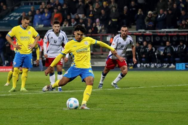 08.11.2024, xgox, Fussball 2.Bundesliga, Eintracht Braunschweig - Hamburger SV emspor, v.l. Johan Gomez (Eintracht Braunschweig) vergibt den Foulelfmeter Elfmeter gegen Daniel Heuer Fernandes (Hamburger SV) (DFL DFB REGULATIONS PROHIBIT ANY USE OF PHOTOGRAPHS as IMAGE SEQUENCES and or QUASI-VIDEO) Braunschweig
