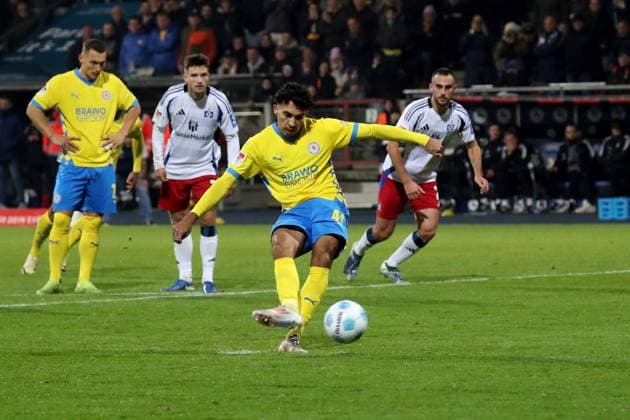 08.11.2024, xgox, Fussball 2.Bundesliga, Eintracht Braunschweig - Hamburger SV emspor, v.l. Johan Gomez (Eintracht Braunschweig) vergibt den Foulelfmeter Elfmeter gegen Daniel Heuer Fernandes (Hamburger SV) (DFL DFB REGULATIONS PROHIBIT ANY USE OF PHOTOGRAPHS as IMAGE SEQUENCES and or QUASI-VIDEO) Braunschweig
