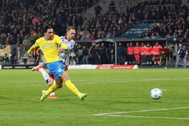 08.11.2024, xgox, Fussball 2.Bundesliga, Eintracht Braunschweig - Hamburger SV emspor, v.l. Rayan Philippe (Eintracht Braunschweig) erzielt das Tor zum scores the goal 1:0 (DFL DFB REGULATIONS PROHIBIT ANY USE OF PHOTOGRAPHS as IMAGE SEQUENCES and or QUASI-VIDEO) Braunschweig
