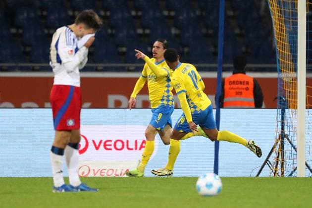 Braunschweig vs. HSV, 2. BL Braunschweig, 08.11.2024, FUßBALL - Eintracht Braunschweig vs. Hamburger SV, 2. BL, Saison 2024 25. Rayan Philippe (Eintracht Braunschweig) jubelt mit Leon Bell Bell (Eintracht Braunschweig) nach seinem Tor zum 1:0 Braunschweig