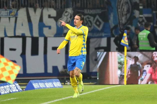 Braunschweig vs. HSV, 2. BL Braunschweig, 08.11.2024, FUßBALL - Eintracht Braunschweig vs. Hamburger SV, 2. BL, Saison 2024 25. Rayan Philippe (Eintracht Braunschweig) jubelt mit Mannschaftskollegen nach seinem Tor zum 1:0 Braunschweig