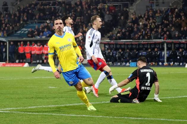 08.11.2024, xgox, Fussball 2.Bundesliga, Eintracht Braunschweig - Hamburger SV emspor, v.l. Torjubel nach dem Tor zum celebrating the goal celebrate 1:0 durch Rayan Philippe (Eintracht Braunschweig) Daniel Heuer Fernandes (Hamburger SV) (DFL DFB REGULATIONS PROHIBIT ANY USE OF PHOTOGRAPHS as IMAGE SEQUENCES and or QUASI-VIDEO) Braunschweig