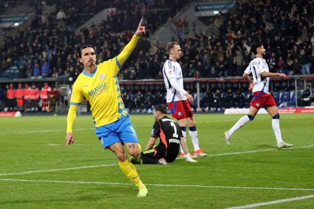 Sport Bilder des Tages 08.11.2024, xgox, Fussball 2.Bundesliga, Eintracht Braunschweig - Hamburger SV emspor, v.l. Torjubel nach dem Tor zum celebrating the goal celebrate 1:0 durch Rayan Philippe (Eintracht Braunschweig) (DFL DFB REGULATIONS PROHIBIT ANY USE OF PHOTOGRAPHS as IMAGE SEQUENCES and or QUASI-VIDEO) Braunschweig