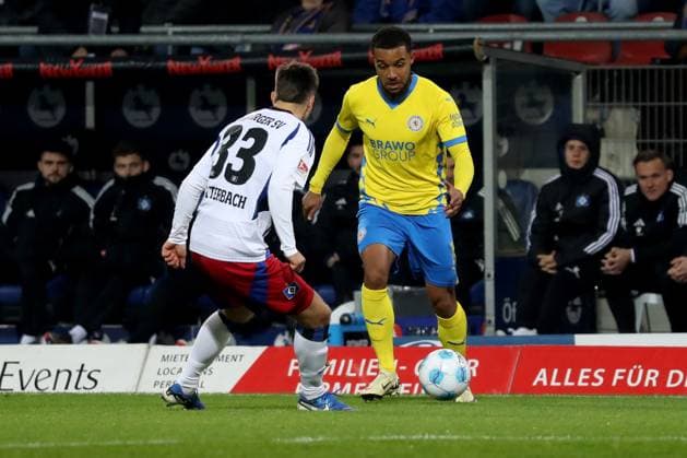 08.11.2024, xgox, Fussball 2.Bundesliga, Eintracht Braunschweig - Hamburger SV emspor, v.l. Noah Katterbach (Hamburger SV) Leon Bell Bell (Eintracht Braunschweig) Zweikampf, Aktion, action, battle for the ball (DFL DFB REGULATIONS PROHIBIT ANY USE OF PHOTOGRAPHS as IMAGE SEQUENCES and or QUASI-VIDEO) Braunschweig