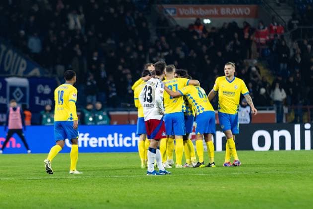 Fußball I Herren I Saison 2024-2025 I 2. Bundesliga I 12. Spieltag I Eintracht Braunschweig - Hamburger SV I 08.11.2024 Eintracht Braunschweig jubelt zum Tor. Noah Katterbach (33, Hamburger SV) kann nur zugucken. Braunschweig Eintracht-Stadion Niedersachsen Deutschland