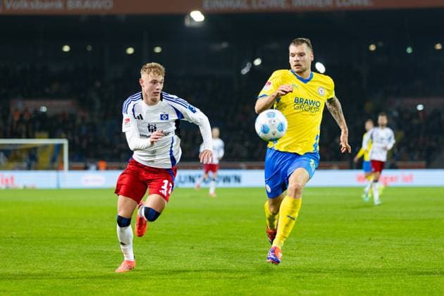 Fußball I Herren I Saison 2024-2025 I 2. Bundesliga I 12. Spieltag I Eintracht Braunschweig - Hamburger SV I 08.11.2024 Adam Karabec (17, Hamburger SV) gegen Sven Köhler (27, Eintracht Braunschweig) im Sprintduell. Braunschweig Eintracht-Stadion Niedersachsen Deutschland