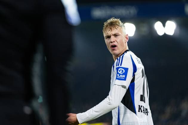Sport Bilder des Tages Fußball I Herren I Saison 2024-2025 I 2. Bundesliga I 12. Spieltag I Eintracht Braunschweig - Hamburger SV I 08.11.2024 Adam Karabec (17, Hamburger SV) beschwert sich. Braunschweig Eintracht-Stadion Niedersachsen Deutschland
