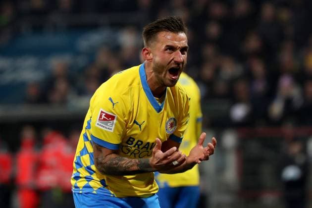 08.11.2024, xgox, Fussball 2.Bundesliga, Eintracht Braunschweig - Hamburger SV emspor, v.l. Robin Krauße (Eintracht Braunschweig) gibt Anweisungen, gestikuliert, mit den Armen gestikulieren gives instructions, gesticulate (DFL DFB REGULATIONS PROHIBIT ANY USE OF PHOTOGRAPHS as IMAGE SEQUENCES and or QUASI-VIDEO) Braunschweig