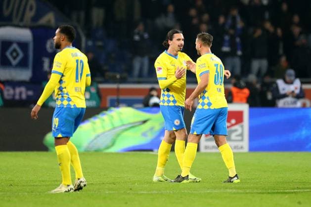 Braunschweig vs. HSV, 2. BL Braunschweig, 08.11.2024, FUßBALL - Eintracht Braunschweig vs. Hamburger SV, 2. BL, Saison 2024 25. Rayan Philippe (Eintracht Braunschweig) jubelt mit Robin Krauße (Eintracht Braunschweig) nach seinem Tor zum 1:0 Braunschweig