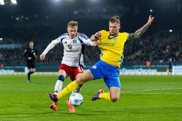 Fußball I Herren I Saison 2024-2025 I 2. Bundesliga I 12. Spieltag I Eintracht Braunschweig - Hamburger SV I 08.11.2024 Adam Karabec (17, Hamburger SV) gegen Sven Köhler (27, Eintracht Braunschweig) Braunschweig Eintracht-Stadion Niedersachsen Deutschland