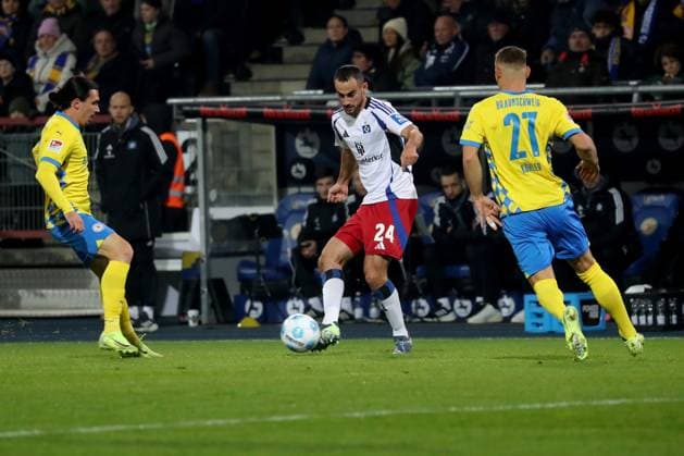 08.11.2024, xgox, Fussball 2.Bundesliga, Eintracht Braunschweig - Hamburger SV emspor, v.l. Rayan Philippe (Eintracht Braunschweig) Lucas Perrin (Hamburger SV) Sven Köhler (Eintracht Braunschweig) Zweikampf, Aktion, action, battle for the ball (DFL DFB REGULATIONS PROHIBIT ANY USE OF PHOTOGRAPHS as IMAGE SEQUENCES and or QUASI-VIDEO) Braunschweig