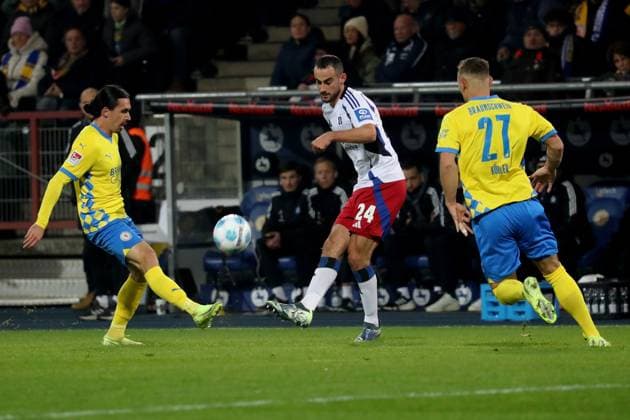 08.11.2024, xgox, Fussball 2.Bundesliga, Eintracht Braunschweig - Hamburger SV emspor, v.l. Rayan Philippe (Eintracht Braunschweig) Lucas Perrin (Hamburger SV) Sven Köhler (Eintracht Braunschweig) Zweikampf, Aktion, action, battle for the ball (DFL DFB REGULATIONS PROHIBIT ANY USE OF PHOTOGRAPHS as IMAGE SEQUENCES and or QUASI-VIDEO) Braunschweig