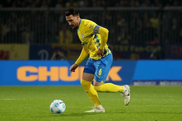 08.11.2024, xgox, Fussball 2.Bundesliga, Eintracht Braunschweig - Hamburger SV emspor, v.l. Ermin Bicakcic (Eintracht Braunschweig) (DFL DFB REGULATIONS PROHIBIT ANY USE OF PHOTOGRAPHS as IMAGE SEQUENCES and or QUASI-VIDEO) Braunschweig