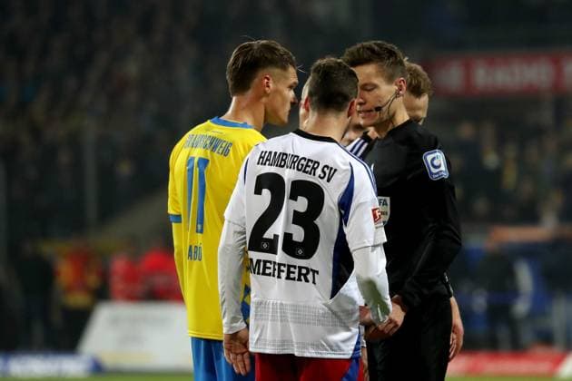 08.11.2024, xgox, Fussball 2.Bundesliga, Eintracht Braunschweig - Hamburger SV emspor, v.l. Levente Szabo (Eintracht Braunschweig) Jonas Meffert (Hamburger SV) Schiedsrichter Referee Daniel Siebert (Berlin) (DFL DFB REGULATIONS PROHIBIT ANY USE OF PHOTOGRAPHS as IMAGE SEQUENCES and or QUASI-VIDEO) Braunschweig