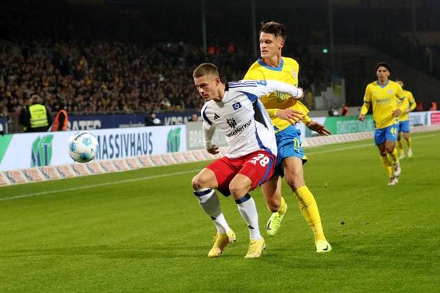 08.11.2024, xgox, Fussball 2.Bundesliga, Eintracht Braunschweig - Hamburger SV emspor, v.l. Miro Muheim (Hamburger SV) Levente Szabo (Eintracht Braunschweig) Zweikampf, Aktion, action, battle for the ball (DFL DFB REGULATIONS PROHIBIT ANY USE OF PHOTOGRAPHS as IMAGE SEQUENCES and or QUASI-VIDEO) Braunschweig