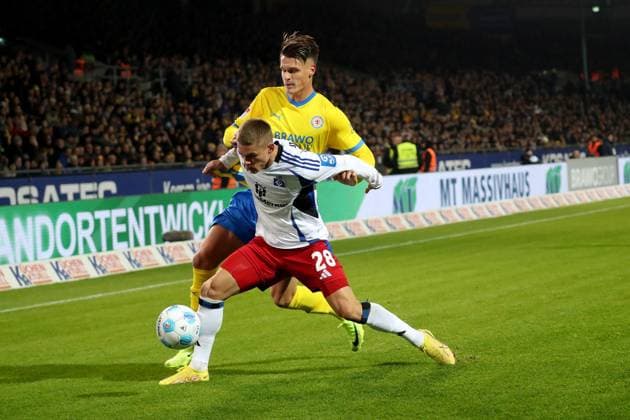 08.11.2024, xgox, Fussball 2.Bundesliga, Eintracht Braunschweig - Hamburger SV emspor, v.l. Miro Muheim (Hamburger SV) Levente Szabo (Eintracht Braunschweig) Zweikampf, Aktion, action, battle for the ball (DFL DFB REGULATIONS PROHIBIT ANY USE OF PHOTOGRAPHS as IMAGE SEQUENCES and or QUASI-VIDEO) Braunschweig
