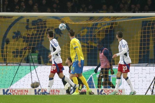 08.11.2024, xgox, Fussball 2.Bundesliga, Eintracht Braunschweig - Hamburger SV emspor, v.l. Fabio di Michele Sanchez (Eintracht Braunschweig) nicht im Bild, erzielt das Tor zum scores the goal 2:0 Daniel Heuer Fernandes (Hamburger SV) (DFL DFB REGULATIONS PROHIBIT ANY USE OF PHOTOGRAPHS as IMAGE SEQUENCES and or QUASI-VIDEO) Braunschweig