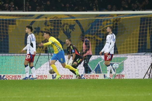 08.11.2024, xgox, Fussball 2.Bundesliga, Eintracht Braunschweig - Hamburger SV emspor, v.l. Fabio di Michele Sanchez (Eintracht Braunschweig) nicht im Bild, erzielt das Tor zum scores the goal 2:0 Daniel Heuer Fernandes (Hamburger SV) (DFL DFB REGULATIONS PROHIBIT ANY USE OF PHOTOGRAPHS as IMAGE SEQUENCES and or QUASI-VIDEO) Braunschweig