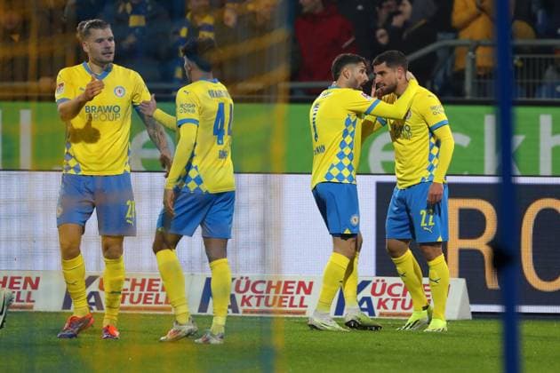 Braunschweig vs. HSV, 2. BL Braunschweig, 08.11.2024, FUßBALL - Eintracht Braunschweig vs. Hamburger SV, 2. BL, Saison 2024 25. Fabio Di Michele Sanchez (Eintracht Braunschweig) jubelt mit Mannschaftskollegen nach seinem Tor zum 2:0 Braunschweig