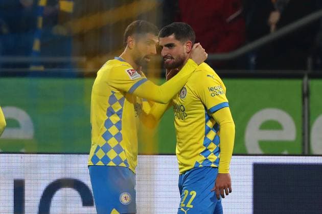 Braunschweig vs. HSV, 2. BL Braunschweig, 08.11.2024, FUßBALL - Eintracht Braunschweig vs. Hamburger SV, 2. BL, Saison 2024 25. Fabio Di Michele Sanchez (Eintracht Braunschweig) jubelt mit Fabio Kaufmann (Eintracht Braunschweig) nach seinem Tor zum 2:0 Braunschweig