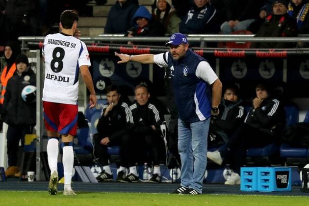 08.11.2024, xgox, Fussball 2.Bundesliga, Eintracht Braunschweig - Hamburger SV emspor, v.l. Trainer Steffen Baumgart (Hamburger SV) gibt Anweisungen, gestikuliert, mit den Armen gestikulieren gives instructions, gesticulate Daniel Elfadli (Hamburger SV) (DFL DFB REGULATIONS PROHIBIT ANY USE OF PHOTOGRAPHS as IMAGE SEQUENCES and or QUASI-VIDEO) Braunschweig