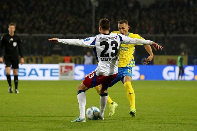 08.11.2024, xgox, Fussball 2.Bundesliga, Eintracht Braunschweig - Hamburger SV emspor, v.l. Jonas Meffert (Hamburger SV) Kevin Ehlers (Eintracht Braunschweig) Zweikampf, Aktion, action, battle for the ball (DFL DFB REGULATIONS PROHIBIT ANY USE OF PHOTOGRAPHS as IMAGE SEQUENCES and or QUASI-VIDEO) Braunschweig