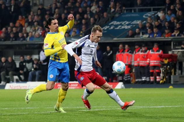 08.11.2024, xgox, Fussball 2.Bundesliga, Eintracht Braunschweig - Hamburger SV emspor, v.l. Rayan Philippe (Eintracht Braunschweig) Sebastian Schonlau (Hamburger SV) Zweikampf, Aktion, action, battle for the ball (DFL DFB REGULATIONS PROHIBIT ANY USE OF PHOTOGRAPHS as IMAGE SEQUENCES and or QUASI-VIDEO) Braunschweig