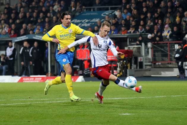 08.11.2024, xgox, Fussball 2.Bundesliga, Eintracht Braunschweig - Hamburger SV emspor, v.l. Rayan Philippe (Eintracht Braunschweig) Sebastian Schonlau (Hamburger SV) Zweikampf, Aktion, action, battle for the ball (DFL DFB REGULATIONS PROHIBIT ANY USE OF PHOTOGRAPHS as IMAGE SEQUENCES and or QUASI-VIDEO) Braunschweig