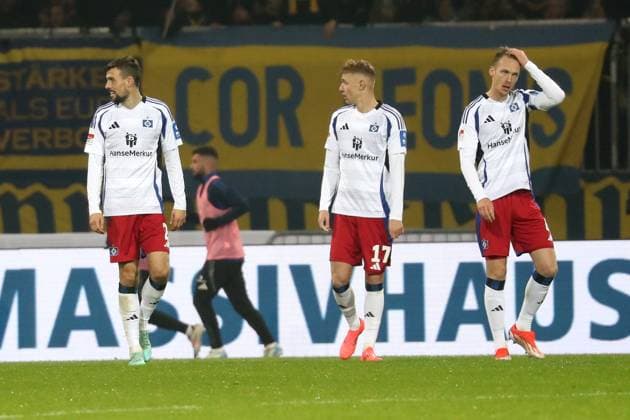08.11.2024, xgox, Fussball 2.Bundesliga, Eintracht Braunschweig - Hamburger SV emspor, v.l. Jonas Meffert (Hamburger SV) Adam Karabec (Hamburger SV) Sebastian Schonlau (Hamburger SV) Enttäuscht, traurig, frustiriert (DFL DFB REGULATIONS PROHIBIT ANY USE OF PHOTOGRAPHS as IMAGE SEQUENCES and or QUASI-VIDEO) Braunschweig