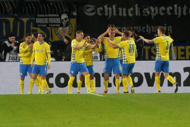 08.11.2024, xgox, Fussball 2.Bundesliga, Eintracht Braunschweig - Hamburger SV emspor, v.l. Torjubel nach dem Tor zum celebrating the goal celebrate 3:0 durch Rayan Philippe (Eintracht Braunschweig) (DFL DFB REGULATIONS PROHIBIT ANY USE OF PHOTOGRAPHS as IMAGE SEQUENCES and or QUASI-VIDEO) Braunschweig