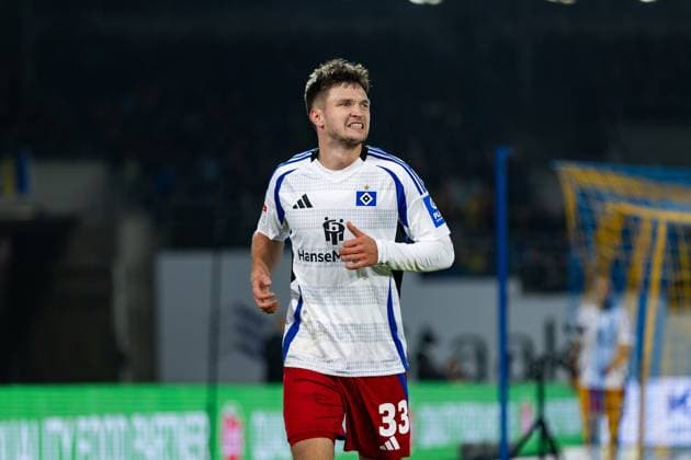 Fußball I Herren I Saison 2024-2025 I 2. Bundesliga I 12. Spieltag I Eintracht Braunschweig - Hamburger SV I 08.11.2024 Noah Katterbach (33, Hamburger SV) im Fokus. Braunschweig Eintracht-Stadion Niedersachsen Deutschland