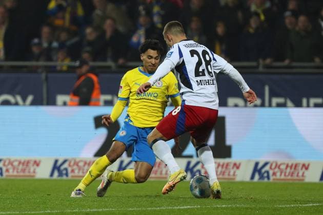 Braunschweig vs. HSV, 2. BL Braunschweig, 08.11.2024, FUßBALL - Eintracht Braunschweig vs. Hamburger SV, 2. BL, Saison 2024 25. Johan Gomez (Eintracht Braunschweig), Miro Muheim (Hamburger SV) Braunschweig