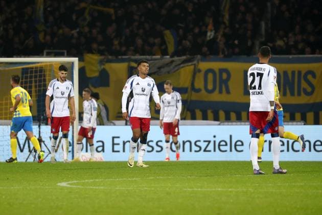 08.11.2024, xgox, Fussball 2.Bundesliga, Eintracht Braunschweig - Hamburger SV emspor, v.l. Jonas Meffert (Hamburger SV) Ransford-Yeboah Königsdorffer Koenigsdoerfer (Hamburger SV) Davie Selke (Hamburger SV) Enttäuscht, traurig, frustiriert (DFL DFB REGULATIONS PROHIBIT ANY USE OF PHOTOGRAPHS as IMAGE SEQUENCES and or QUASI-VIDEO) Braunschweig