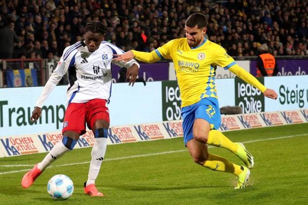08.11.2024, xgox, Fussball 2.Bundesliga, Eintracht Braunschweig - Hamburger SV emspor, v.l. Fabia Balde (Hamburger SV) Fabio di Michele Sanchez (Eintracht Braunschweig) Zweikampf, Aktion, action, battle for the ball (DFL DFB REGULATIONS PROHIBIT ANY USE OF PHOTOGRAPHS as IMAGE SEQUENCES and or QUASI-VIDEO) Braunschweig