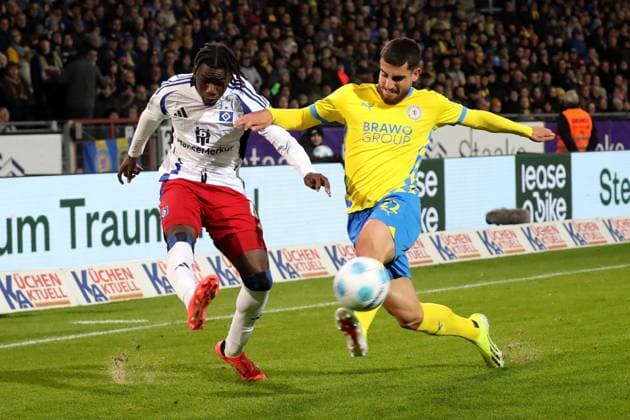 08.11.2024, xgox, Fussball 2.Bundesliga, Eintracht Braunschweig - Hamburger SV emspor, v.l. Fabia Balde (Hamburger SV) Fabio di Michele Sanchez (Eintracht Braunschweig) Zweikampf, Aktion, action, battle for the ball (DFL DFB REGULATIONS PROHIBIT ANY USE OF PHOTOGRAPHS as IMAGE SEQUENCES and or QUASI-VIDEO) Braunschweig
