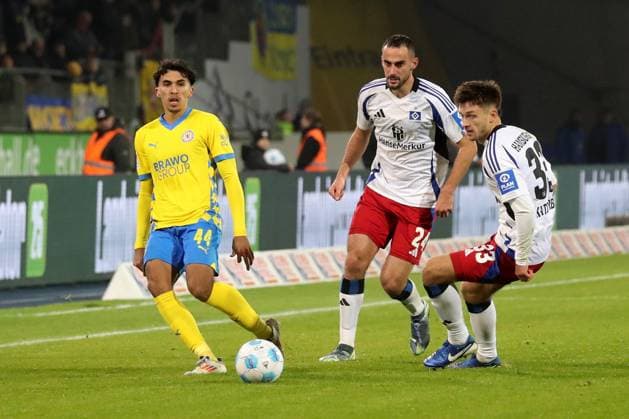 08.11.2024, xgox, Fussball 2.Bundesliga, Eintracht Braunschweig - Hamburger SV emspor, v.l. Johan Gomez (Eintracht Braunschweig) Lucas Perrin (Hamburger SV) Noah Katterbach (Hamburger SV) Zweikampf, Aktion, action, battle for the ball (DFL DFB REGULATIONS PROHIBIT ANY USE OF PHOTOGRAPHS as IMAGE SEQUENCES and or QUASI-VIDEO) Braunschweig