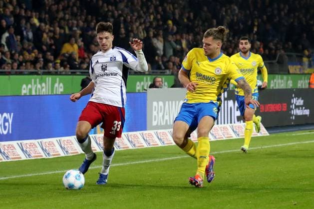 08.11.2024, xgox, Fussball 2.Bundesliga, Eintracht Braunschweig - Hamburger SV emspor, v.l. Noah Katterbach (Hamburger SV) Kevin Ehlers (Eintracht Braunschweig) Zweikampf, Aktion, action, battle for the ball (DFL DFB REGULATIONS PROHIBIT ANY USE OF PHOTOGRAPHS as IMAGE SEQUENCES and or QUASI-VIDEO) Braunschweig