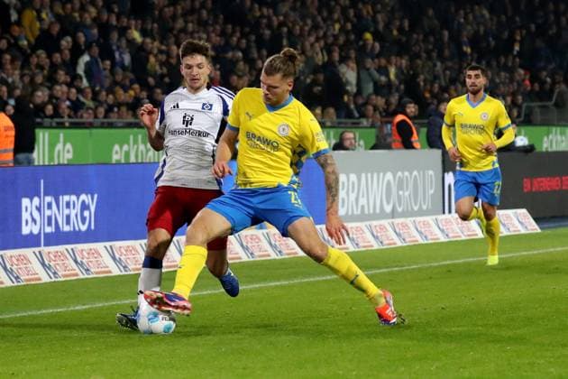 08.11.2024, xgox, Fussball 2.Bundesliga, Eintracht Braunschweig - Hamburger SV emspor, v.l. Noah Katterbach (Hamburger SV) Kevin Ehlers (Eintracht Braunschweig) Zweikampf, Aktion, action, battle for the ball (DFL DFB REGULATIONS PROHIBIT ANY USE OF PHOTOGRAPHS as IMAGE SEQUENCES and or QUASI-VIDEO) Braunschweig