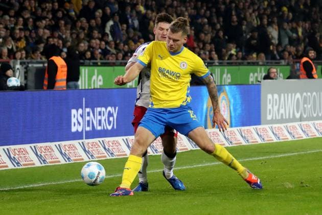 08.11.2024, xgox, Fussball 2.Bundesliga, Eintracht Braunschweig - Hamburger SV emspor, v.l. Noah Katterbach (Hamburger SV) Kevin Ehlers (Eintracht Braunschweig) Zweikampf, Aktion, action, battle for the ball (DFL DFB REGULATIONS PROHIBIT ANY USE OF PHOTOGRAPHS as IMAGE SEQUENCES and or QUASI-VIDEO) Braunschweig