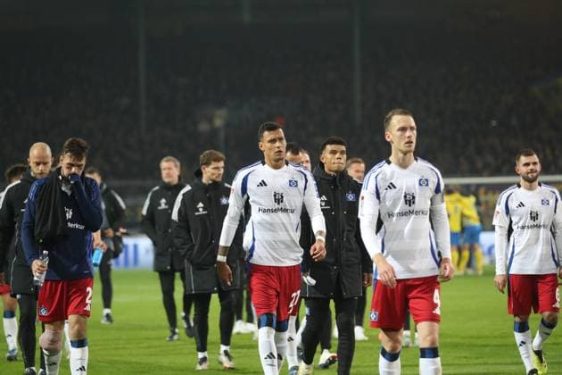 08.11.2024, xgox, Fussball 2.Bundesliga, Eintracht Braunschweig - Hamburger SV emspor, v.l. Spieler vom HSV Enttäuscht, traurig, frustiriert (DFL DFB REGULATIONS PROHIBIT ANY USE OF PHOTOGRAPHS as IMAGE SEQUENCES and or QUASI-VIDEO) Braunschweig