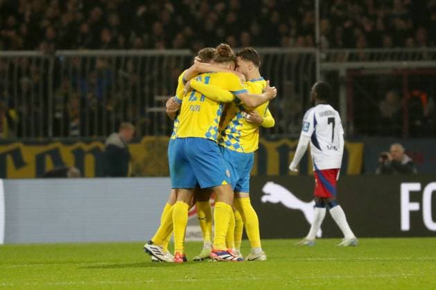 08.11.2024, xgox, Fussball 2.Bundesliga, Eintracht Braunschweig - Hamburger SV emspor, v.l. Jubel, Freude über den Sieg bei Braunschweig (DFL DFB REGULATIONS PROHIBIT ANY USE OF PHOTOGRAPHS as IMAGE SEQUENCES and or QUASI-VIDEO) Braunschweig