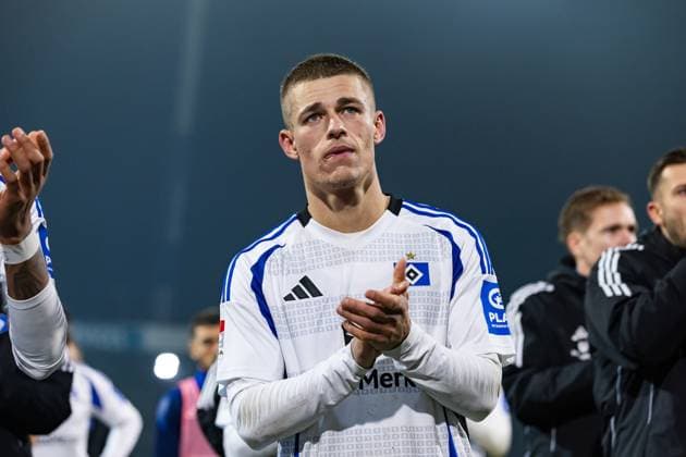 Fußball I Herren I Saison 2024-2025 I 2. Bundesliga I 12. Spieltag I Eintracht Braunschweig - Hamburger SV I 08.11.2024 Miro Muheim (28, Hamburger SV) enttäuscht Braunschweig Eintracht-Stadion Niedersachsen Deutschland