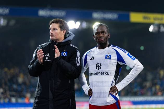 Fußball I Herren I Saison 2024-2025 I 2. Bundesliga I 12. Spieltag I Eintracht Braunschweig - Hamburger SV I 08.11.2024 Merlin Polzin (Co-Trainer, Hamburger SV) und Jean-Luc DompÃ (7, Hamburger SV) enttäuscht. Braunschweig Eintracht-Stadion Niedersachsen Deutschland