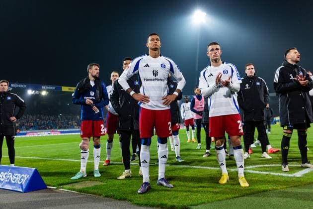 Fußball I Herren I Saison 2024-2025 I 2. Bundesliga I 12. Spieltag I Eintracht Braunschweig - Hamburger SV I 08.11.2024 Davie Selke (27, Hamburger SV) und Miro Muheim (28, Hamburger SV) stellen sich den Fans. Braunschweig Eintracht-Stadion Niedersachsen Deutschland