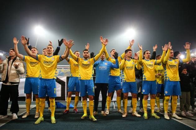 Die Mannschaft von Eintracht Braunschweig jubelt vor dem Fanblock - 2. Fußball Bundesliga Saison 2024-2025 Eintracht Braunschweig vs. Hamburger SV im Eintracht Stadion in Braunschweig - Fußball,Mann,Männer,Deutschland,08.11.2024