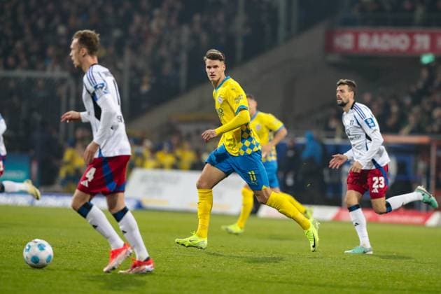 Levente Levi Szabo (Eintracht Braunschweig,11) - 2. Fußball Bundesliga Saison 2024-2025 Eintracht Braunschweig vs. Hamburger SV im Eintracht Stadion in Braunschweig - Aktion,Fußball,Mann,Männer,Deutschland,08.11.2024