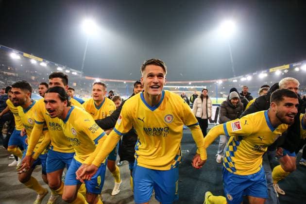 Levente Levi Szabo (M.,Eintracht Braunschweig,11) mit Rayan Philippe (l.,Eintracht Braunschweig,9) und Fabio Di Michele Sanchez (Eintracht Braunschweig,22) jubeln vor dem Fanblock - 2. Fußball Bundesliga Saison 2024-2025 Eintracht Braunschweig vs. Hamburger SV im Eintracht Stadion in Braunschweig - Fußball,Mann,Männer,Deutschland,08.11.2024