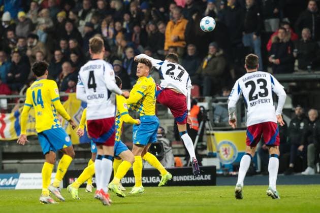 Levente Levi Szabo (Eintracht Braunschweig,11) gegen Davie Selke (Hamburger SV,27) - 2. Fußball Bundesliga Saison 2024-2025 Eintracht Braunschweig vs. Hamburger SV im Eintracht Stadion in Braunschweig - Aktion,Fußball,Mann,Männer,Deutschland,08.11.2024