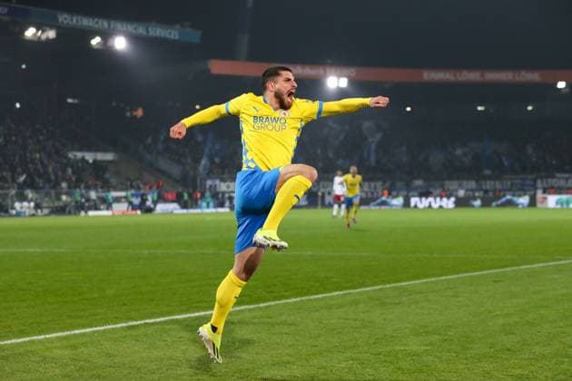 Torjubel - Torschütze Fabio Di Michele Sanchez (Eintracht Braunschweig,22) trifft zum 2-0 - 2. Fußball Bundesliga Saison 2024-2025 Eintracht Braunschweig vs. Hamburger SV im Eintracht Stadion in Braunschweig - Freisteller,Aktion,Fußball,Mann,Männer,Deutschland,08.11.2024
